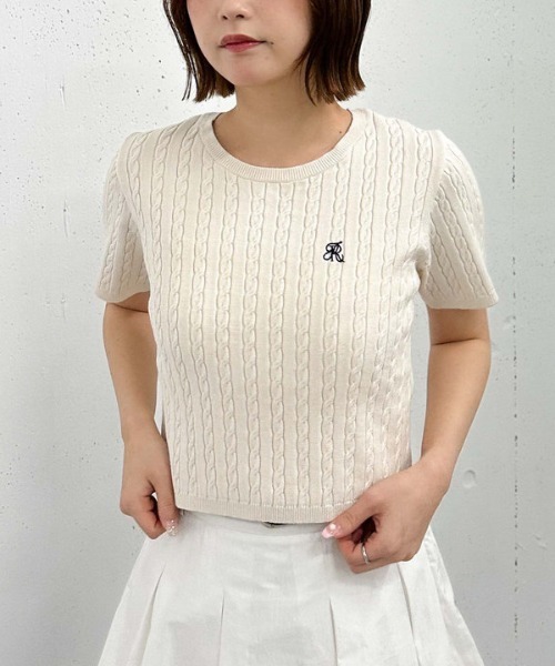 archives（アルシーヴ）の「ハーフスリーブロゴ刺繍ケーブルニット（ニット/セーター・レディース・アイボリー/グレー/ネイビー/イエロー/レッド・MEDIUM）」の2枚目の写真