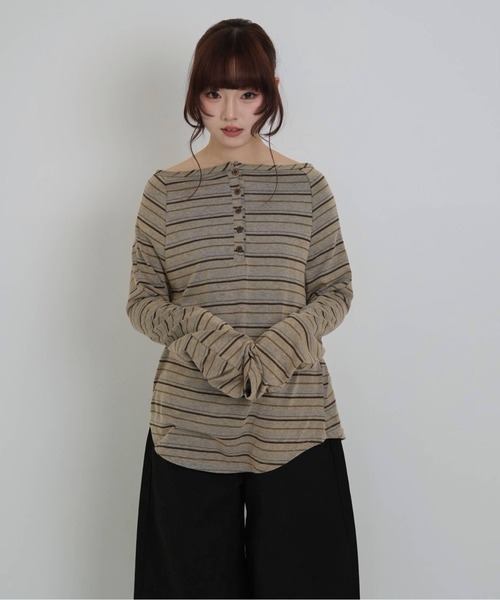 Enewd nina(エニュードニーナ)の「ストライプ ボタン オフショルダー Tシャツ ベージュ ブラック 秋冬新作(Tシャツ/カットソー・レディース・ベージュ/ブラック/サンドベージュ・FREE)」の3枚目の写真