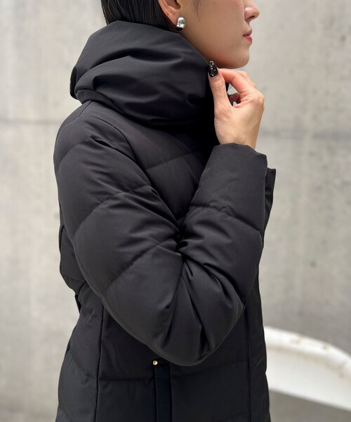 MICO COULIER（ミコクリエ）の「《撥水》ストレッチライトタフタロングコート（ダウンジャケット/コート・レディース・ブラック/グレイッシュベージュ/チャコールグレー・38）」の10枚目の写真