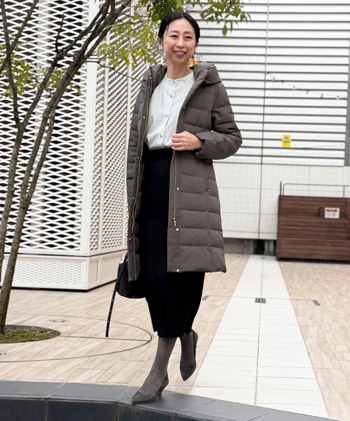 MICO COULIER（ミコクリエ）の「《撥水》ストレッチライトタフタロングコート（ダウンジャケット/コート・レディース・ブラック/グレイッシュベージュ/チャコールグレー・38）」の16枚目の写真