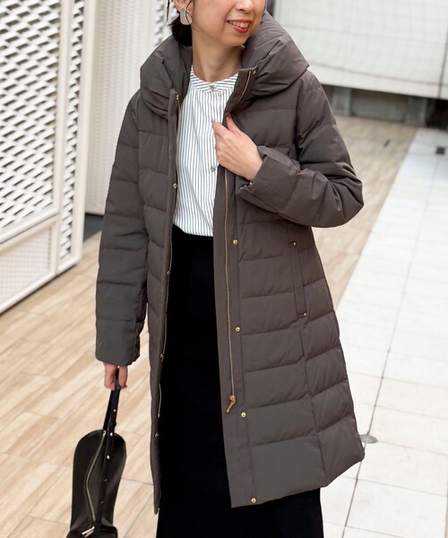 MICO COULIER（ミコクリエ）の「《撥水》ストレッチライトタフタロングコート（ダウンジャケット/コート・レディース・ブラック/グレイッシュベージュ/チャコールグレー・38）」の17枚目の写真