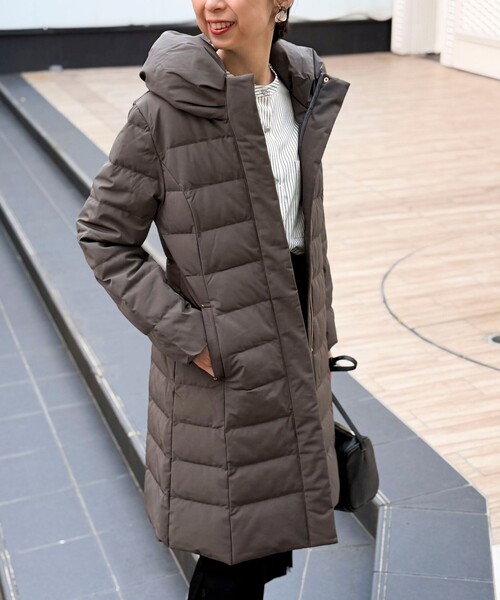 MICO COULIER（ミコクリエ）の「《撥水》ストレッチライトタフタロングコート（ダウンジャケット/コート・レディース・ブラック/グレイッシュベージュ/チャコールグレー・38）」の19枚目の写真