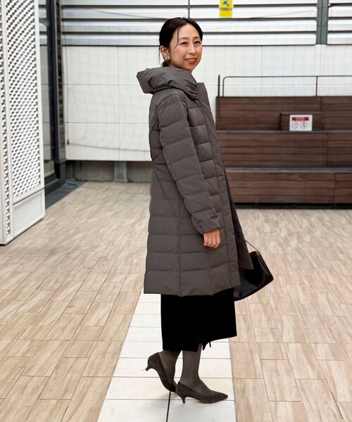 MICO COULIER（ミコクリエ）の「《撥水》ストレッチライトタフタロングコート（ダウンジャケット/コート・レディース・ブラック/グレイッシュベージュ/チャコールグレー・38）」の20枚目の写真