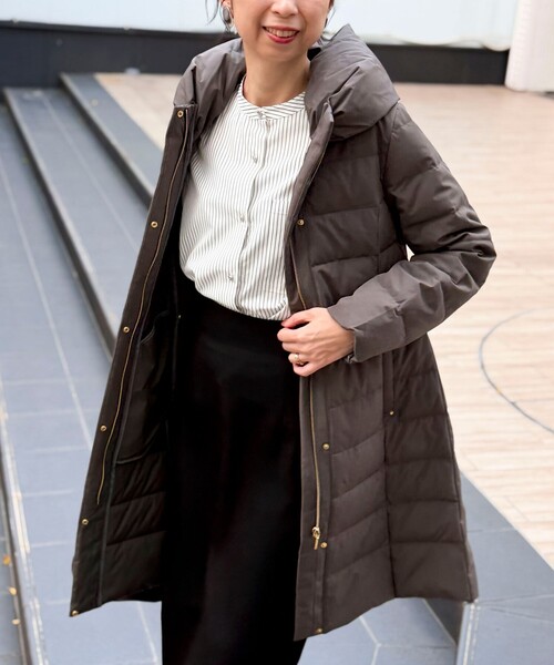 MICO COULIER（ミコクリエ）の「《撥水》ストレッチライトタフタロングコート（ダウンジャケット/コート・レディース・ブラック/グレイッシュベージュ/チャコールグレー・38）」の21枚目の写真