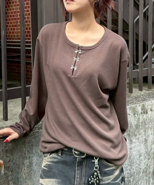 Chikashitsu +(チカシツプラス)の「【Chikashitsu +】front hook long sleeve knit / 【チカシツプラス】フロントフック長袖ニット(ニット/セーター・メンズ・ブラウン/アイボリー/チャコール/ブラック・ONE SIZE)」の4枚目の写真