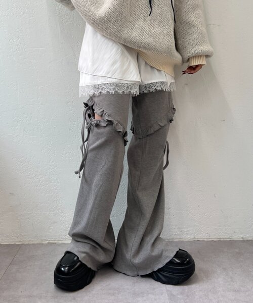 w closet（ダブルクローゼット）の「リボンフリルパンツ（その他パンツ・レディース・ピンク/オフホワイト/グレー/アイボリー・SMALL/MEDIUM）」の3枚目の写真