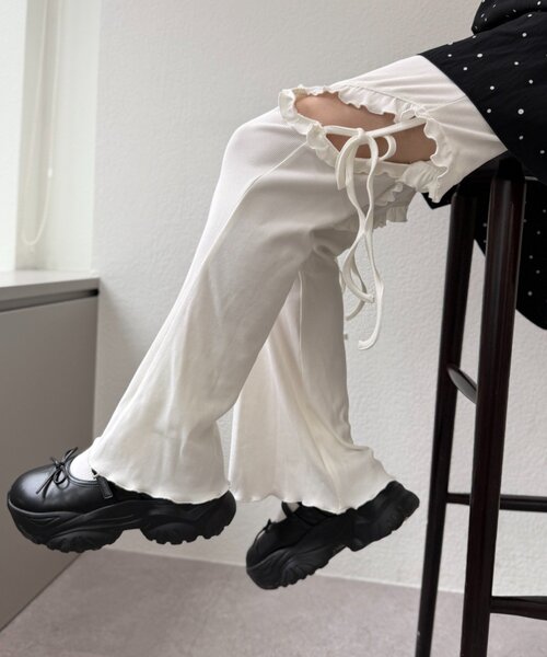 w closet（ダブルクローゼット）の「リボンフリルパンツ（その他パンツ・レディース・ピンク/オフホワイト/グレー/アイボリー・SMALL/MEDIUM）」の2枚目の写真