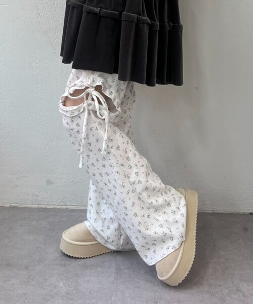 w closet（ダブルクローゼット）の「リボンフリルパンツ（その他パンツ・レディース・ピンク/オフホワイト/グレー/アイボリー・SMALL/MEDIUM）」の7枚目の写真