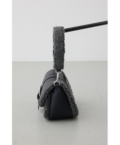 AZUL by moussy（アズールバイマウジー）の「【WEB限定】フェイクムートンショルダーバッグ（ショルダーバッグ・レディース・ブラック/ブラウン・FREE）」の9枚目の写真