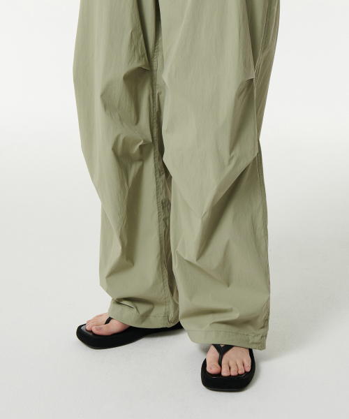 MUSINSA STANDARD WOMAN（ムシンサスタンダードウーマン）の「ウィメンズパラシュートパンツ[セージ]（スウェットパンツ・レディース・その他・30/24/26/28/22）」の9枚目の写真