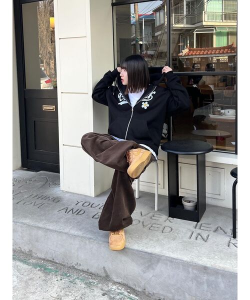 GRAVER（グレーバー）の「[UNISEX]ビッグベースボールロゴフラワーフードジップアップ_ブラック（パーカー・レディース・ブラック・LARGE/MEDIUM）」の4枚目の写真