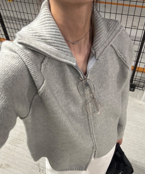 ISOOK（アイスー）の「スタンドカラーダブルジップニット(chiica select) / ドライバーズニット ジップアップ カーディガン 羽織り スタンドカラー 長袖 ミドル丈 ホワイト グレー シンプルニット 白 無地（カーディガン/ボレロ・レディース・アイボリー/グレー・FREE）」の4枚目の写真