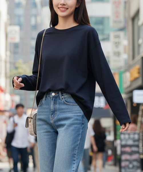 BY THE BAY(バイザベイ)の「【定番・着回し最強】無地オーバーサイズクルーネック長袖Tシャツ/6色展開|ロンT ゆったり 大人カジュアル 韓国ファッション 春秋コーデ レイヤード(Tシャツ/カットソー・レディース・ホワイト/チャコールグレー/ブラック/ネイビー/レッド/ブラウン・FREE)」の5枚目の写真