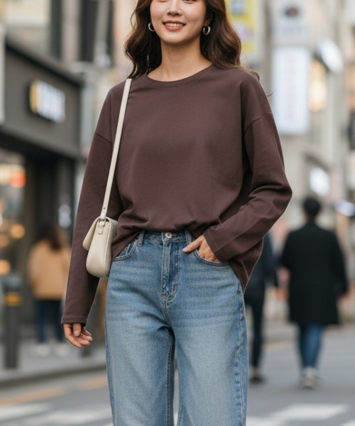 BY THE BAY(バイザベイ)の「【定番・着回し最強】無地オーバーサイズクルーネック長袖Tシャツ/6色展開|ロンT ゆったり 大人カジュアル 韓国ファッション 春秋コーデ レイヤード(Tシャツ/カットソー・レディース・ホワイト/チャコールグレー/ブラック/ネイビー/レッド/ブラウン・FREE)」の4枚目の写真