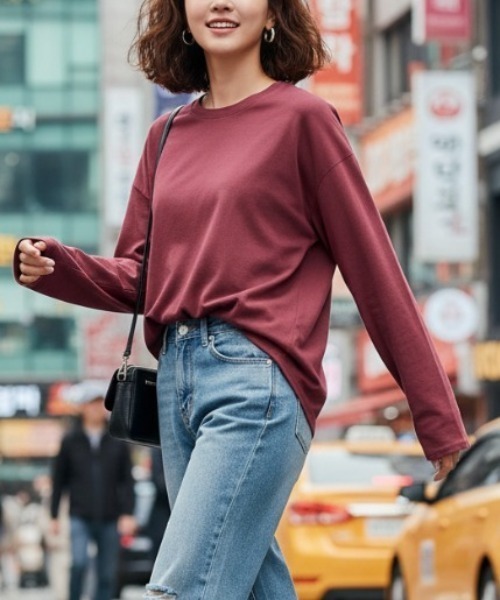 BY THE BAY(バイザベイ)の「【定番・着回し最強】無地オーバーサイズクルーネック長袖Tシャツ/6色展開|ロンT ゆったり 大人カジュアル 韓国ファッション 春秋コーデ レイヤード(Tシャツ/カットソー・レディース・ホワイト/チャコールグレー/ブラック/ネイビー/レッド/ブラウン・FREE)」の6枚目の写真