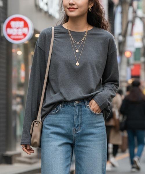 BY THE BAY(バイザベイ)の「【定番・着回し最強】無地オーバーサイズクルーネック長袖Tシャツ/6色展開|ロンT ゆったり 大人カジュアル 韓国ファッション 春秋コーデ レイヤード(Tシャツ/カットソー・レディース・ホワイト/チャコールグレー/ブラック/ネイビー/レッド/ブラウン・FREE)」の3枚目の写真