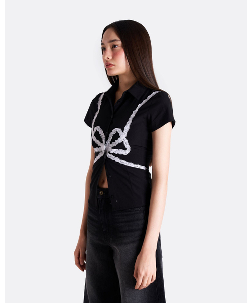 SIO（シオ）の「リボンディテールショートスリーブシャツ[ブラック]（シャツ/ブラウス・レディース・ブラック・SMALL/MEDIUM）」の2枚目の写真