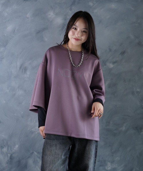 NOIZY(ノイジー)の「NOIZY CODE LOGO TEE / ワンポイント プリント 半袖 Tシャツ(Tシャツ/カットソー・メンズ・パープル/ホワイト/ブラック・LARGE/MEDIUM)」の3枚目の写真