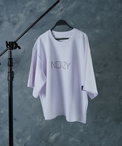 NOIZY(ノイジー)の「NOIZY CODE LOGO TEE / ワンポイント プリント 半袖 Tシャツ(Tシャツ/カットソー・メンズ・パープル/ホワイト/ブラック・LARGE/MEDIUM)」の4枚目の写真