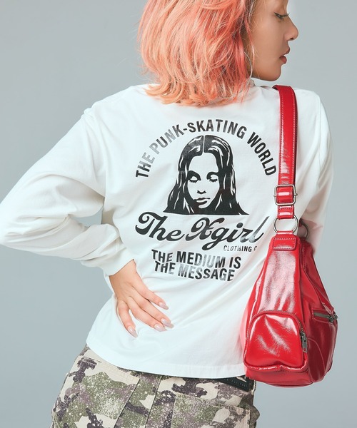 X-girl（エックスガール）の「ARCH LOGO AND FACE L/S TEE（Tシャツ/カットソー・レディース・ブラック/ホワイト・S/M/L）」の2枚目の写真