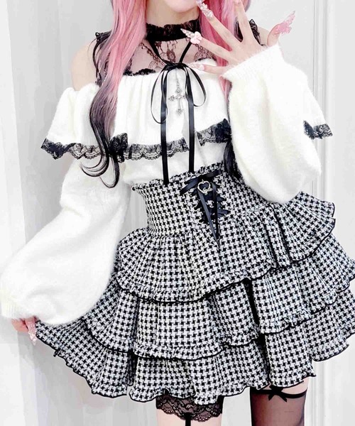 MA*RS(アメーバーマーズ)の「クロスチャーム付きオフショルニット(ニット/セーター・レディース・ホワイト/グレー/ブラック・FREE)」の1枚目の写真