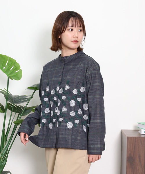 Emago(イマゴ)の「EMAGO グレンチェックローズ刺繍シャツ(シャツ/ブラウス・レディース・ベージュ/チャコールグレー・FREE)」の2枚目の写真
