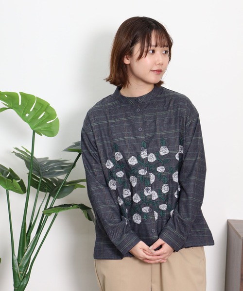 Emago(イマゴ)の「EMAGO グレンチェックローズ刺繍シャツ(シャツ/ブラウス・レディース・ベージュ/チャコールグレー・FREE)」の4枚目の写真
