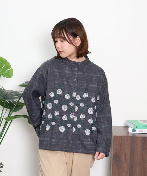 Emago(イマゴ)の「EMAGO グレンチェックローズ刺繍シャツ(シャツ/ブラウス・レディース・ベージュ/チャコールグレー・FREE)」の5枚目の写真