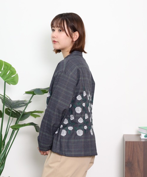 Emago(イマゴ)の「EMAGO グレンチェックローズ刺繍シャツ(シャツ/ブラウス・レディース・ベージュ/チャコールグレー・FREE)」の7枚目の写真