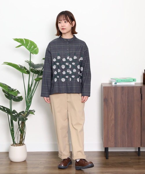 Emago(イマゴ)の「EMAGO グレンチェックローズ刺繍シャツ(シャツ/ブラウス・レディース・ベージュ/チャコールグレー・FREE)」の8枚目の写真