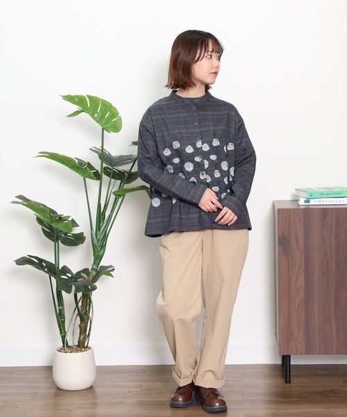 Emago(イマゴ)の「EMAGO グレンチェックローズ刺繍シャツ(シャツ/ブラウス・レディース・ベージュ/チャコールグレー・FREE)」の9枚目の写真