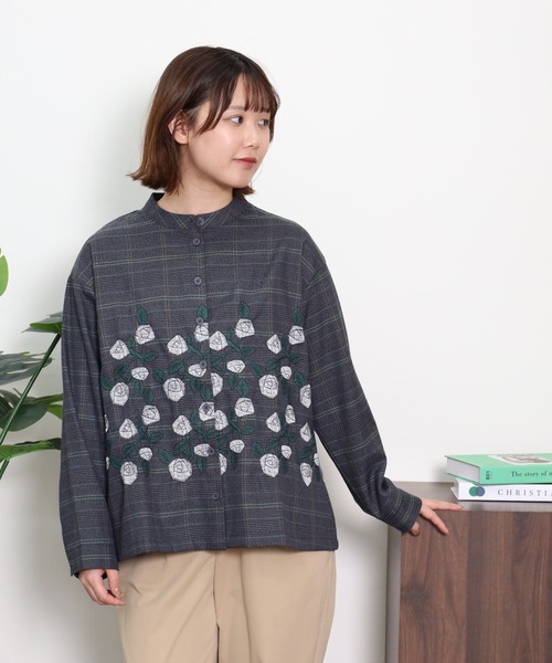 Emago(イマゴ)の「EMAGO グレンチェックローズ刺繍シャツ(シャツ/ブラウス・レディース・ベージュ/チャコールグレー・FREE)」の6枚目の写真