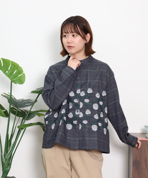 Emago(イマゴ)の「EMAGO グレンチェックローズ刺繍シャツ(シャツ/ブラウス・レディース・ベージュ/チャコールグレー・FREE)」の3枚目の写真
