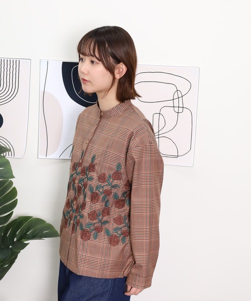 Emago(イマゴ)の「EMAGO グレンチェックローズ刺繍シャツ(シャツ/ブラウス・レディース・ベージュ/チャコールグレー・FREE)」の11枚目の写真