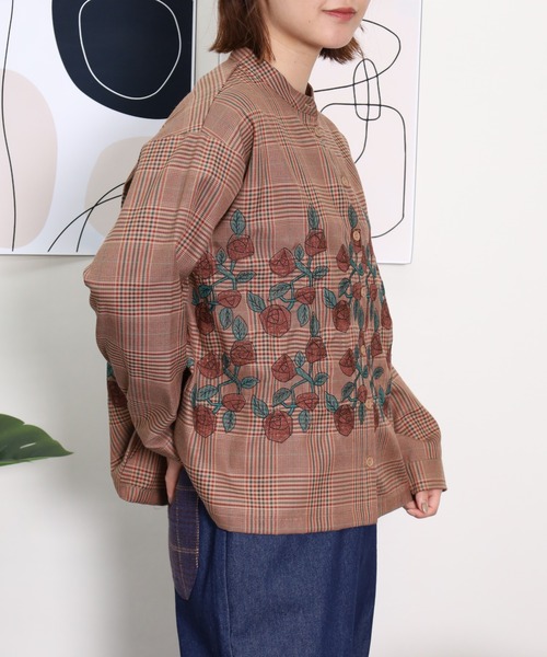 Emago(イマゴ)の「EMAGO グレンチェックローズ刺繍シャツ(シャツ/ブラウス・レディース・ベージュ/チャコールグレー・FREE)」の13枚目の写真