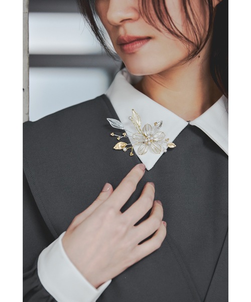 niana（ニアナ）の「アメリカンフラワーブローチ コサージュ シルバー フォーマル セレモニー 結婚式 二次会 成人式 同窓会 入学式 卒業式 お呼ばれ オケージョン（ブローチ/コサージュ・レディース・ゴールド・FREE）」の6枚目の写真