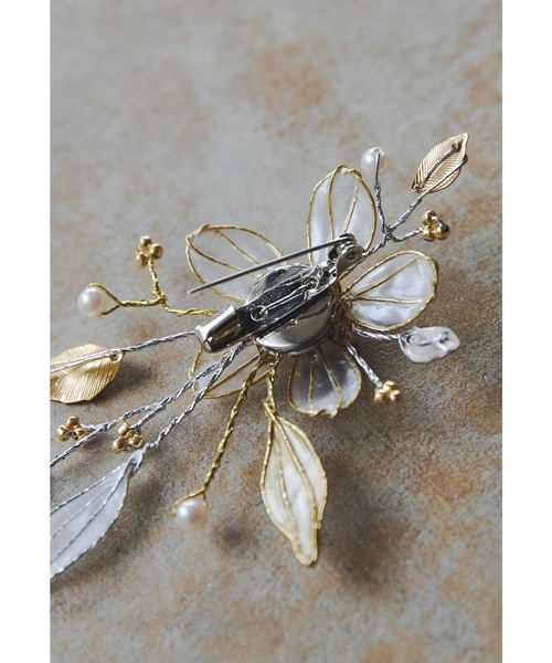 niana（ニアナ）の「アメリカンフラワーブローチ コサージュ シルバー フォーマル セレモニー 結婚式 二次会 成人式 同窓会 入学式 卒業式 お呼ばれ オケージョン（ブローチ/コサージュ・レディース・ゴールド・FREE）」の9枚目の写真