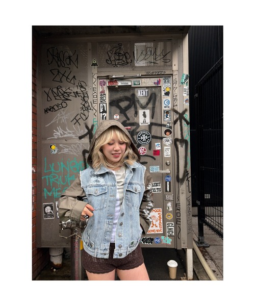 Desigual(デシグアル)の「ミッキー&ミニー デニム 混素材 フードジャケット ディズニー(デニムジャケット・レディース・ブルー・S/XL/L/M/XS)」の10枚目の写真