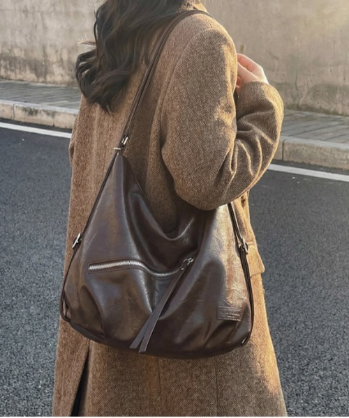 gossip!ロサンゼルス(ゴシップロサンゼルス)の「Y2K マルチポケットベルトバッグ 【A4サイズ収納可能】 《通勤・通学に!》(ショルダーバッグ・レディース・ブラック/ダークブラウン・FREE)」の2枚目の写真