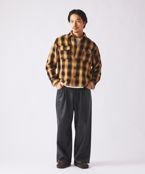 JOURNAL STANDARD relume(ジャーナルスタンダード レリューム)の「フェイクレザー ワイドストレート イージーパンツ(その他パンツ・メンズ・ブラック/ブラウン系その他・MEDIUM/LARGE)」の3枚目の写真