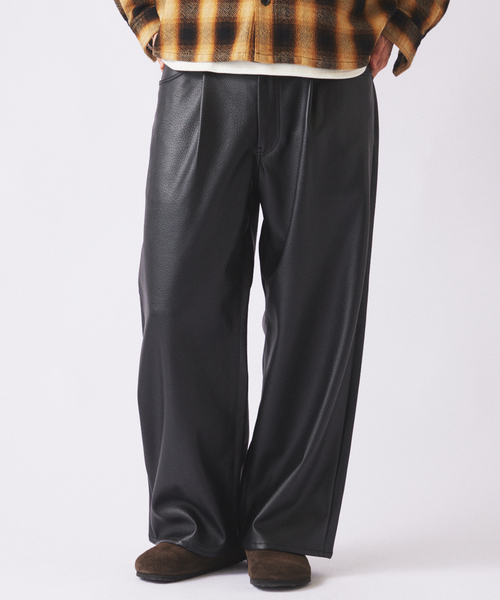 JOURNAL STANDARD relume(ジャーナルスタンダード レリューム)の「フェイクレザー ワイドストレート イージーパンツ(その他パンツ・メンズ・ブラック/ブラウン系その他・MEDIUM/LARGE)」の8枚目の写真