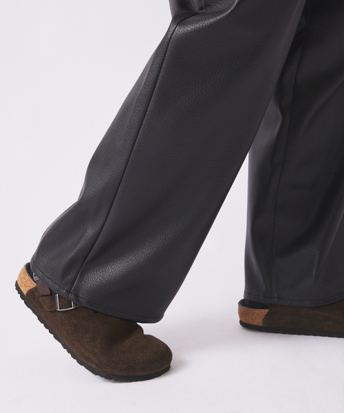 JOURNAL STANDARD relume(ジャーナルスタンダード レリューム)の「フェイクレザー ワイドストレート イージーパンツ(その他パンツ・メンズ・ブラック/ブラウン系その他・MEDIUM/LARGE)」の12枚目の写真