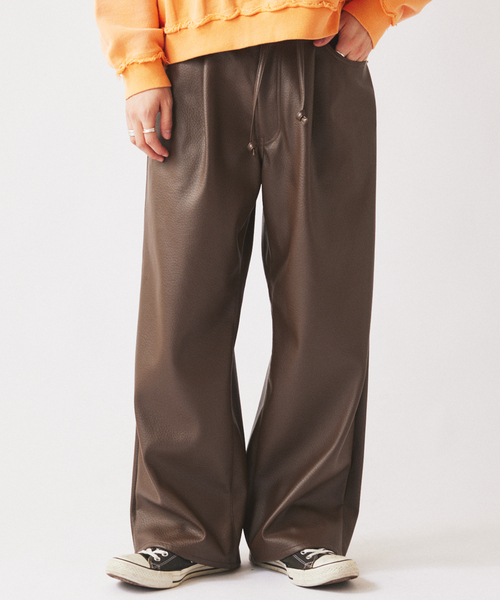 JOURNAL STANDARD relume(ジャーナルスタンダード レリューム)の「フェイクレザー ワイドストレート イージーパンツ(その他パンツ・メンズ・ブラック/ブラウン系その他・MEDIUM/LARGE)」の17枚目の写真