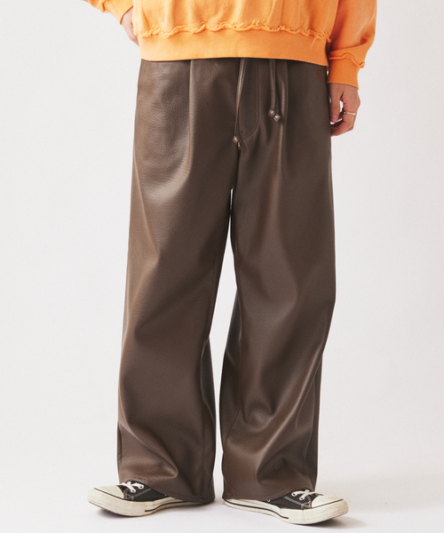 JOURNAL STANDARD relume(ジャーナルスタンダード レリューム)の「フェイクレザー ワイドストレート イージーパンツ(その他パンツ・メンズ・ブラック/ブラウン系その他・MEDIUM/LARGE)」の19枚目の写真