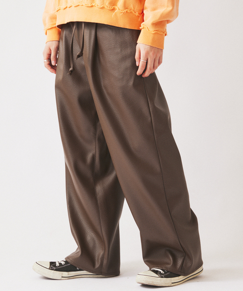 JOURNAL STANDARD relume(ジャーナルスタンダード レリューム)の「フェイクレザー ワイドストレート イージーパンツ(その他パンツ・メンズ・ブラック/ブラウン系その他・MEDIUM/LARGE)」の20枚目の写真