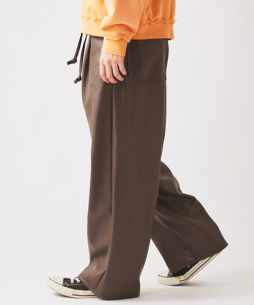 JOURNAL STANDARD relume(ジャーナルスタンダード レリューム)の「フェイクレザー ワイドストレート イージーパンツ(その他パンツ・メンズ・ブラック/ブラウン系その他・MEDIUM/LARGE)」の21枚目の写真