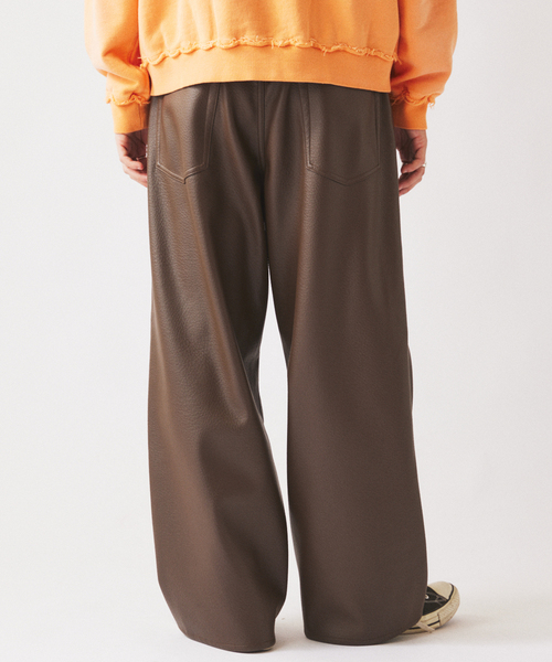 JOURNAL STANDARD relume(ジャーナルスタンダード レリューム)の「フェイクレザー ワイドストレート イージーパンツ(その他パンツ・メンズ・ブラック/ブラウン系その他・MEDIUM/LARGE)」の22枚目の写真