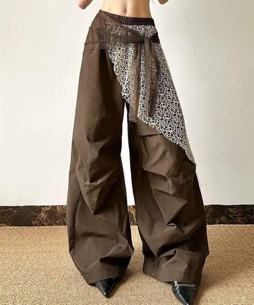 GLAMOROUS JANE（グラマラスジェーン）の「レースレイヤードナイロンワイドパンツ（その他パンツ・レディース・ブラウン・M/S）」の2枚目の写真