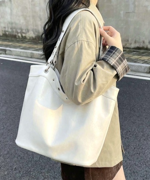 mebole(メボレ)の「リングデザインショルダーバッグ(ショルダーバッグ・レディース・ピンク/ホワイト/ブラック・FREE)」の1枚目の写真