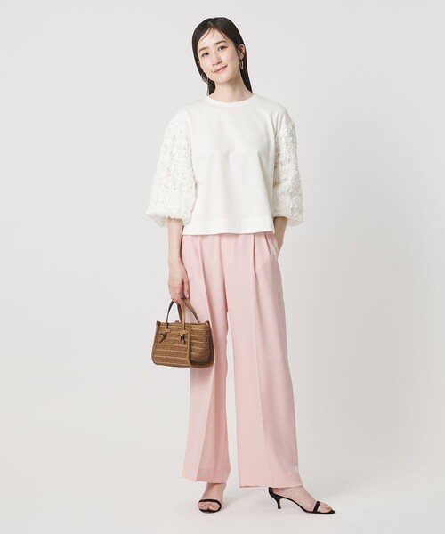 UNITED ARROWS(ユナイテッドアローズ)の「エンブロイダリーフラワー ショルダーコンビ カットソー(Tシャツ/カットソー・レディース・ホワイト/ブラック・FREE)」の3枚目の写真